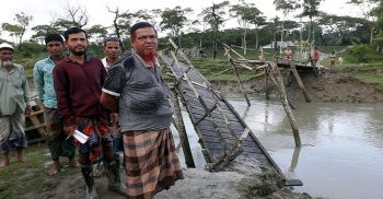 কলাপাড়ায় ট্রলারের ধাক্কায় ভেঙ্গে গেছে কাঠের পুল: ভোগান্তি তিন ইউনিয়নের মানুষ
