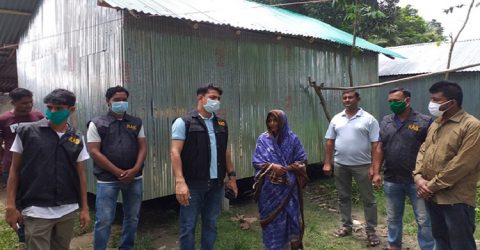 ঘুর্ণিঝড় আম্পানে ক্ষতিগ্রস্থ বৃদ্ধার ঘর নির্মাণ করে দিল ঝিনাইদহ র‌্যাব-৬ ক্যাম্প