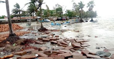 সাগরের ঢেউয়ের ঝাপটায় বিপর্যস্থ কুয়াকাটার সৈকত