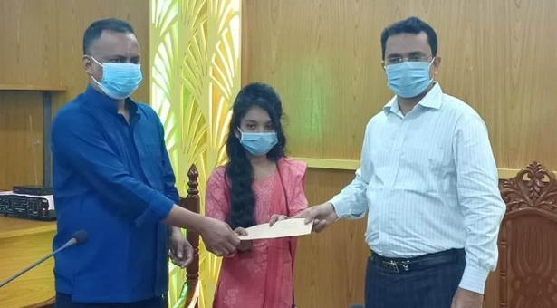 পিরোজপুরে অসচ্ছল সংস্কৃতিসেবীদের আর্থিক অনুদান প্রদান