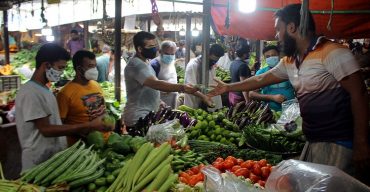 রাজধানীর কাঁচা বাজারে নাভিশ্বাস ক্রেতাদের