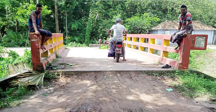 চার বছরেও নির্মাণ হয়নি জনগুরুত্বপূর্ণ ব্রীজের এ্যাপোচ সড়ক অদৃশ্য!