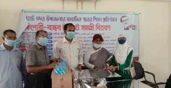 ছাত্রীদের মাঝে কিশোর বান্ধবী টয়লেট সামগ্রী বিতরণ