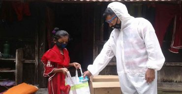 করোনাকালে সামান্য  বিস্কুটে শিক্ষার্থীদের মুখে হাসির ঝিলিক