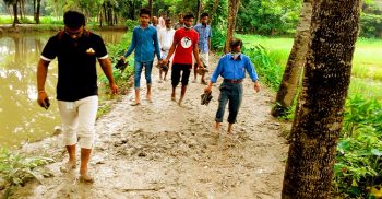 রাজাপুরে দেড় কিলোমিটার কর্দমাক্ত রাস্তায় শিক্ষার্থীসহ ২ শতাধিক পরিবারের চরম ভোগান্তি!