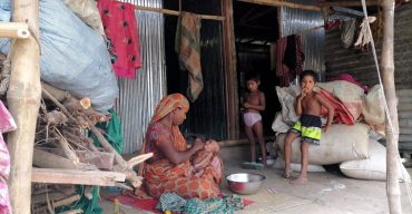 ঝিনাইদহে ৭ সন্তান নিয়ে অর্ধাহারে অনাহারে এক মা, নেই মাথা গোঁজার ঠাঁই!