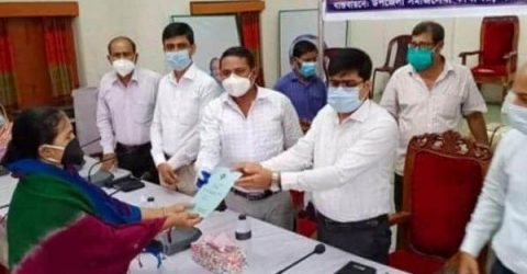 গলাচিপায় বয়স্ক বিধবা ও প্রতিবন্ধীদের মাঝে মাসিক ভাতার বই বিতরণ