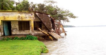 রাজাপুরের বিষখালির ভাঙনের বিলীন হচ্ছে বাদুরতলা স্কুল, বর্ষার ভয়াবহ ভাঙন রোধে উদ্যোগ নেই