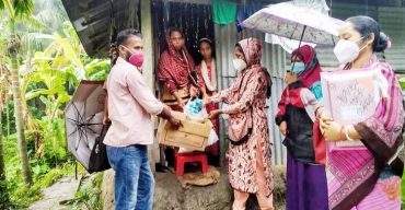 কোভিট-১৯ দারিদ্র শিক্ষার্থীদের স্কুল ফিডিং বিস্কুট বাড়ি বাড়ি পৌঁছে দেয়া হচ্ছে