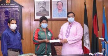 তায়কোয়ান্দো খেলোয়াড় সান্ত্বনাকে ১০ লাখ টাকা দিলেন প্রধানমন্ত্রী