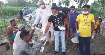 ঝিনাইদহে বেদে পল্লীর বাসিন্দাদের মাঝে স্বাস্থ্যসুরক্ষা উপকরণ বিতরণ