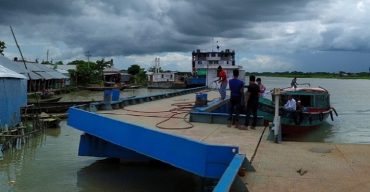 শরীয়তপুর-চাঁদপুর ফেরীঘাটে দুই ট্রাকের চাপায় হেল্পারের করুণ মৃত্যু