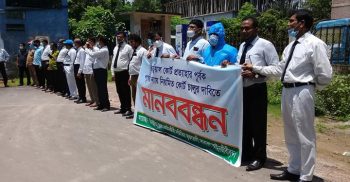 ভার্চুয়াল আদালত বন্ধের দাবীতে ঝিনাইদহে আইনজীবিদের মানববন্ধন