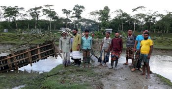 মহিপুরের কাঠের পুল ভেঙ্গে তিন ইউনিয়নের যোগাযোগ বিচ্ছিন্ন