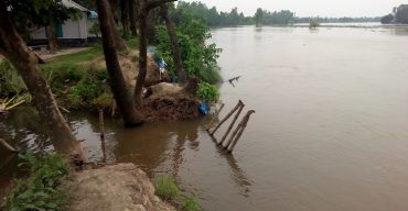 রাণীনগরে নদীর পানি বাড়ার সাথে বাড়ছে আতংক