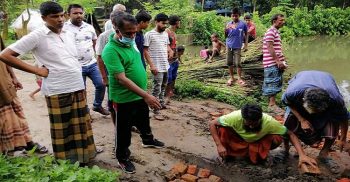 নিজস্ব অর্থায়নে হরিনাকুন্ডুতে খানা খন্দে ভরা রাস্তা মেরামত করলেন যুবলীগ নেতা কামাল হোসেন