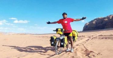 ৪ বছর ধরে সাইকেল চালিয়ে ও হেঁটে অবশেষে মক্কায় তরুণ