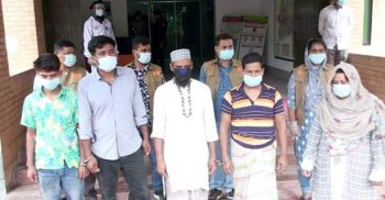যাত্রীবাহী বাসে পরিচয়ে প্রেমের ফাঁদ পাতা নারীচক্র আটক