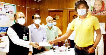 করোনা পরিস্থিতিতে সাংবাদিকদের মধ্যে প্রধানমন্ত্রীর সহায়তার চেক বিতরণ করলেন মৎস ও প্রাণিসম্পদ মন্ত্রী শ ম রেজাউল করিম