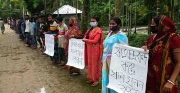 চাঁদা না দেওয়ায় খাল খননের কাজ বন্ধের প্রতিবাদে কৃষকদের মানববন্ধন