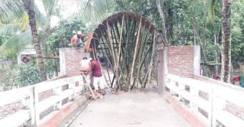 শরীয়তপুরে সরকারি সেতুর ওপর বাড়ির গেট নির্মাণ করছেন আ’লীগ নেতা