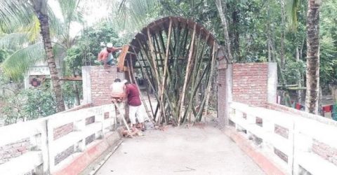 শরীয়তপুরে সরকারি সেতুর ওপর বাড়ির গেট নির্মাণ করছেন আ’লীগ নেতা