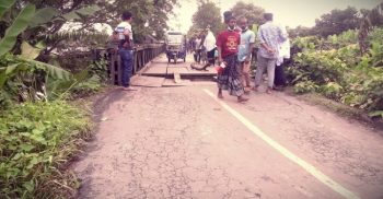 শরীয়তপুরে বেলি ব্রিজ ভেঙ্গে শরীয়তপুর-চাদঁপুর মহাসড়কে যান চলাচল বন্ধ