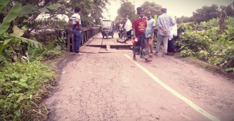 শরীয়তপুরে বেলি ব্রিজ ভেঙ্গে শরীয়তপুর-চাদঁপুর মহাসড়কে যান চলাচল বন্ধ