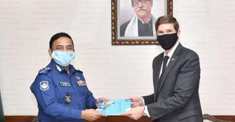 বাংলাদেশ পুলিশকে মার্কিন দূতাবাসের সুরক্ষা সরঞ্জাম হস্তান্তর