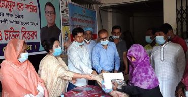 নড়িয়ায় পানিবন্দি বন্যার্তদের মাঝে খাবার বিতরণ করেন মেয়র শহিদুল ইসলাম বাবু রাড়ী