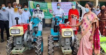 কলারোয়ায় ৪টি কৃষক দলের মধ্যে কৃষি যন্ত্রপাতি বিতরণ