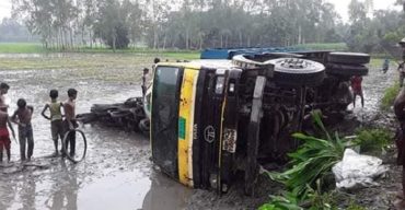 রংপুরে রডবাহী ট্রাক উল্টে ৫ শ্রমিক নিহত