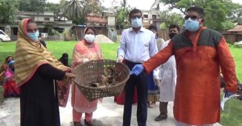 হবিগঞ্জে হাওরপাড়ের কর্মহীন শতাধিক পরিবারকে হাঁস প্রদান