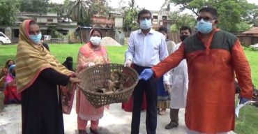 হবিগঞ্জে হাওরপাড়ের কর্মহীন শতাধিক পরিবারকে হাঁস প্রদান