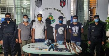 ডাকাতির প্রস্তুতিকালে পুলিশের এক এসআই ও কনস্টেবলসহ ৪ জনকে আটক