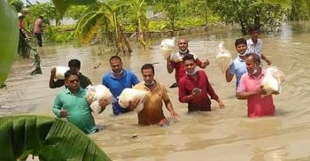 ত্রান নিয়ে বাড়ি বাড়ি ছুটছে ছাত্রলীগ ও যুবলীগের নেতাকর্মীরা