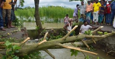 তীব্র স্রোতে মুন্সীগঞ্জের দিঘিরপাড়-হাসাইল সড়কের একাংশ বিলীন