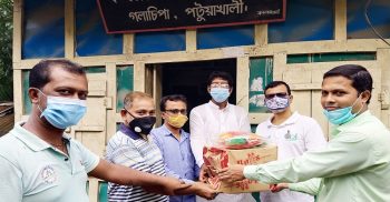 গলাচিপায় কেন্দ্রীয় যুবলীগ নেতা মামুন আজাদের মাস্ক ও শুকনো খাবার বিতরন