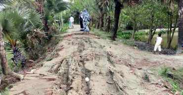 সড়কটি এখন যেন মরন ফাঁদ