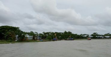 দক্ষিনাঞ্চলে প্রকৃতির সাথে যুদ্ধ করে বেঁচে আছে চর বাংলার মানুষ