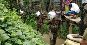 বান্দরবানে দূর্গম এলাকায় সেনাবাহিনীর খাদ্য সামগ্রী বিতরণ