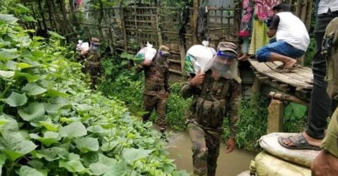 বান্দরবানে দূর্গম এলাকায় সেনাবাহিনীর খাদ্য সামগ্রী বিতরণ