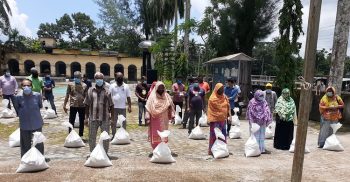 সরকারি পিসি কলেজের সহপাঠীদের আর্থিক সহায়তায় উপহার সামগ্রী বিতরন