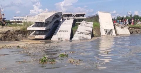 এবার ভাঙনের কবলে পদ্মাসেতুর কন্সট্রাকশন ইয়ার্ড