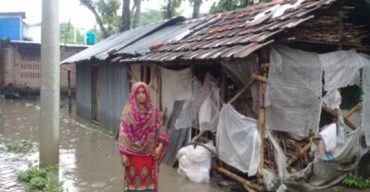 পুরো বর্ষা মৌসুমে কালীগঞ্জে পানির মধ্যে বসবাস করে অর্ধশত পরিবার, দেখার যেন কেউই নেই!