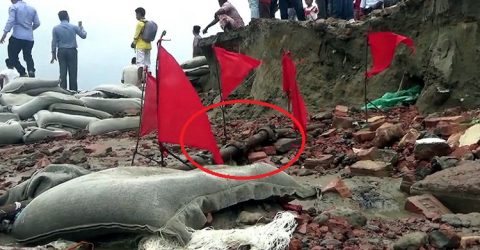 কুয়াকাটার সৈকতের বালুর নিচ থেকে বেরিয়ে এসেছে সাবমেরিন পাওয়ার সংযুক্ত আরটিকুলেটেড পাইপ