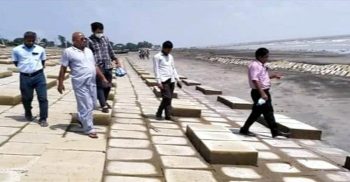 পাউবো কর্মকর্তার কুয়াকাটা সৈকত পরিদর্শন