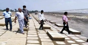 পাউবো কর্মকর্তার কুয়াকাটা সৈকত পরিদর্শন