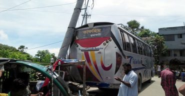 নিয়ন্ত্রণ হারিয়ে বাসের বিদ্যুতের খুঁটিতে: অন্ধকারে কুয়কাটা