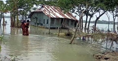 বঙ্গোপসাগরে ফের উত্তাল: নদ-নদীর পানির উচ্চতা বৃদ্ধি পেয়ে তলিয়ে গেছে গ্রামের পর গ্রাম